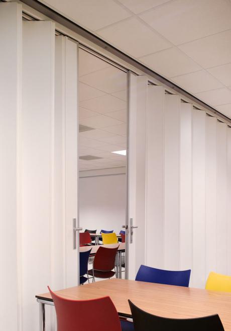 Cloison extensible suspendue à un rail en aluminium