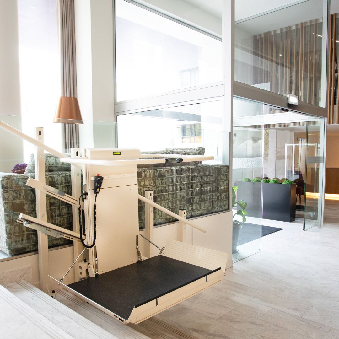 Plateforme élévatrice oblique pour personne élévatrice sur escalier droit - LEHNER Delta_1