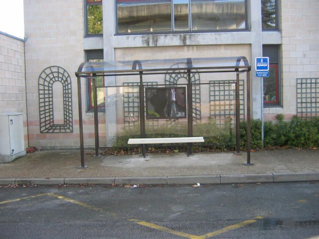 Abri bus métallique Vision 3.75 mètres - Structure galvanisée avec toiture en polycarbonate_1