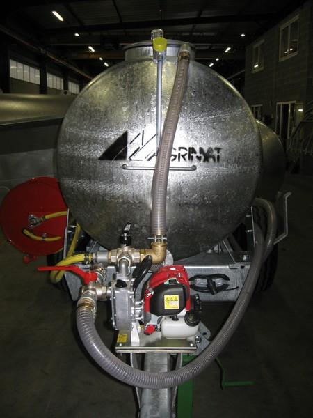 Remorque tonne à eau avec frein hydraulique et béquille