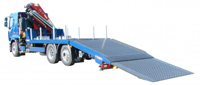 Remorque porte-engin avec rampes de chargement hydrauliques