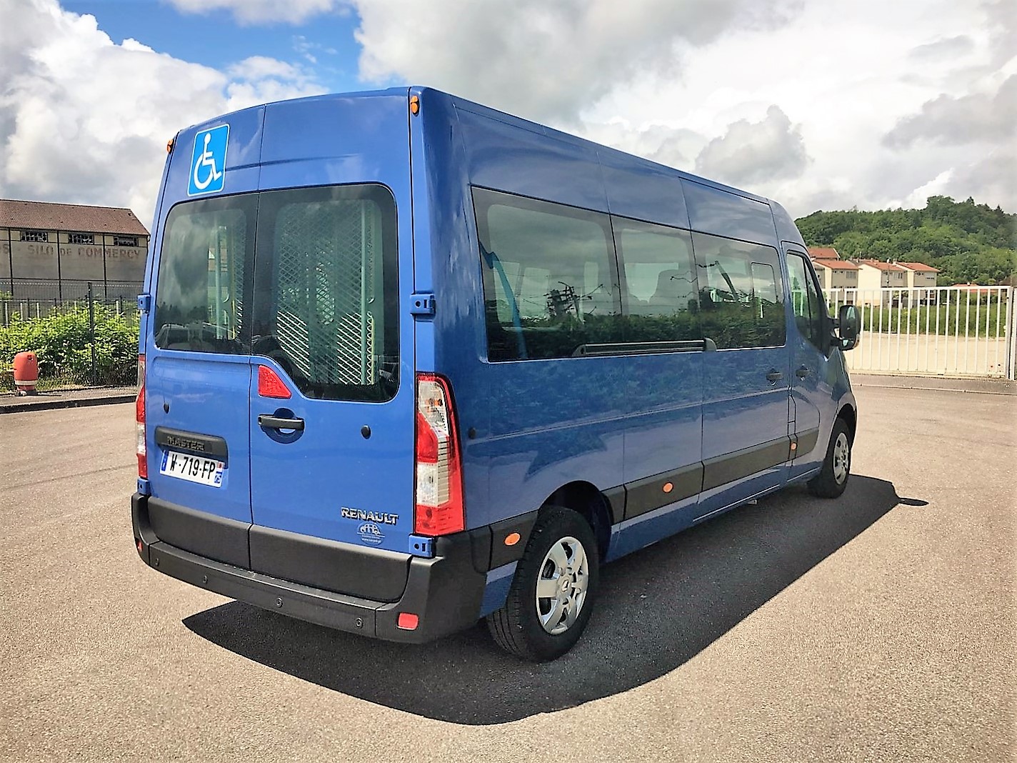 Véhicule neuf Renault Master L3H2 TPMR avec rampe d'accès manuelle