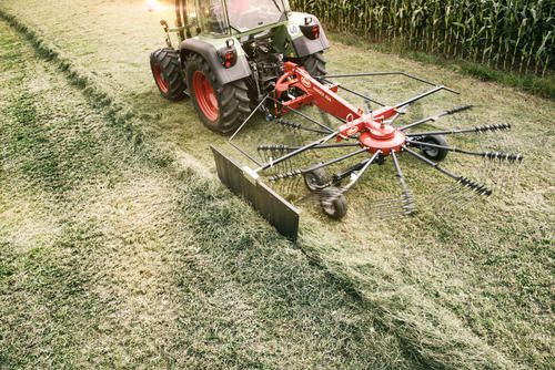 Andaineur Vicon avec largeur de travail de 3,2 à 4,7m et 9 bras