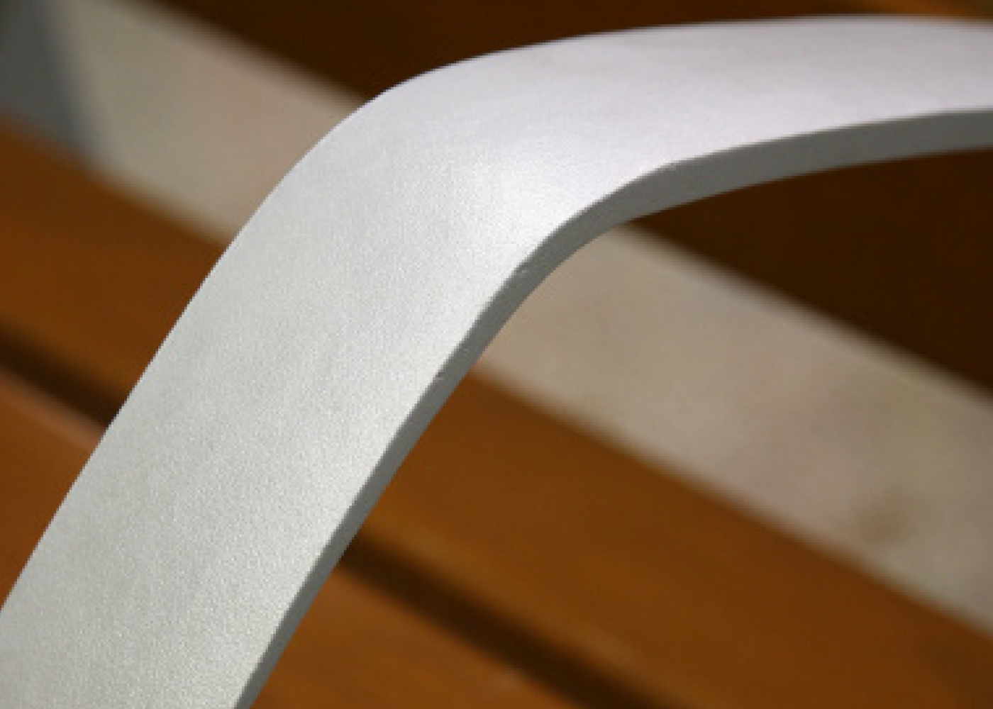 Banc public Neobarcino - aluminium - pieds en fonte, bois exotique, finition époxy_1