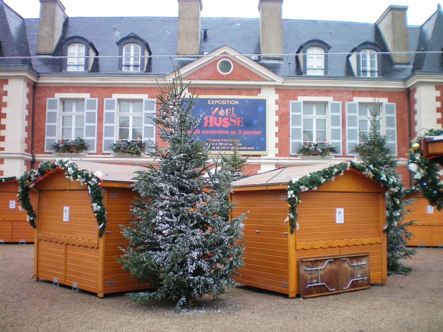 Chalet en bois pliable de 3 mètres de façade pour marchés de Noël  ou galeries marchandes_1