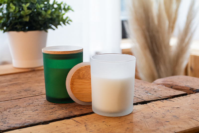 Bougie parfumée en cire végétale - support en verre dépoli avec couvercle en bambou - 120g_1
