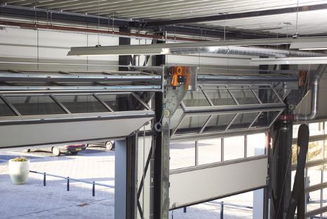 Porte industrielle adaptée aux locaux avec faible linteau