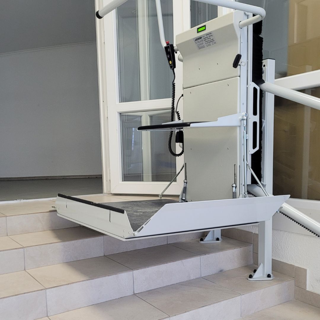 Plateforme élévatrice oblique pour personne élévatrice sur escalier courbe - LEHNER Stratos_1