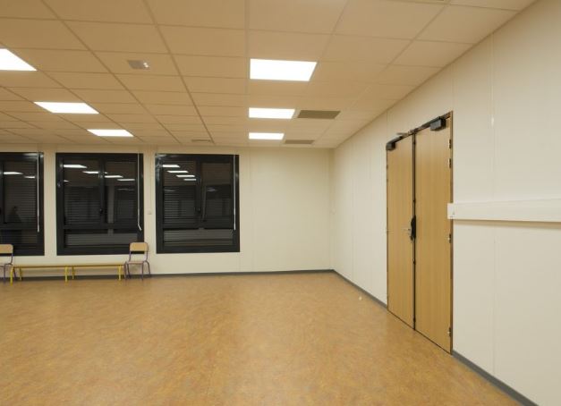 Panneaux d'agencement autoportants pour espaces professionnels