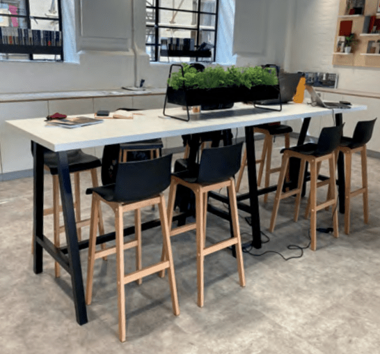 Cohésion haute - Tables coworking avec style industriel et options électrifiées - Buronomic_1