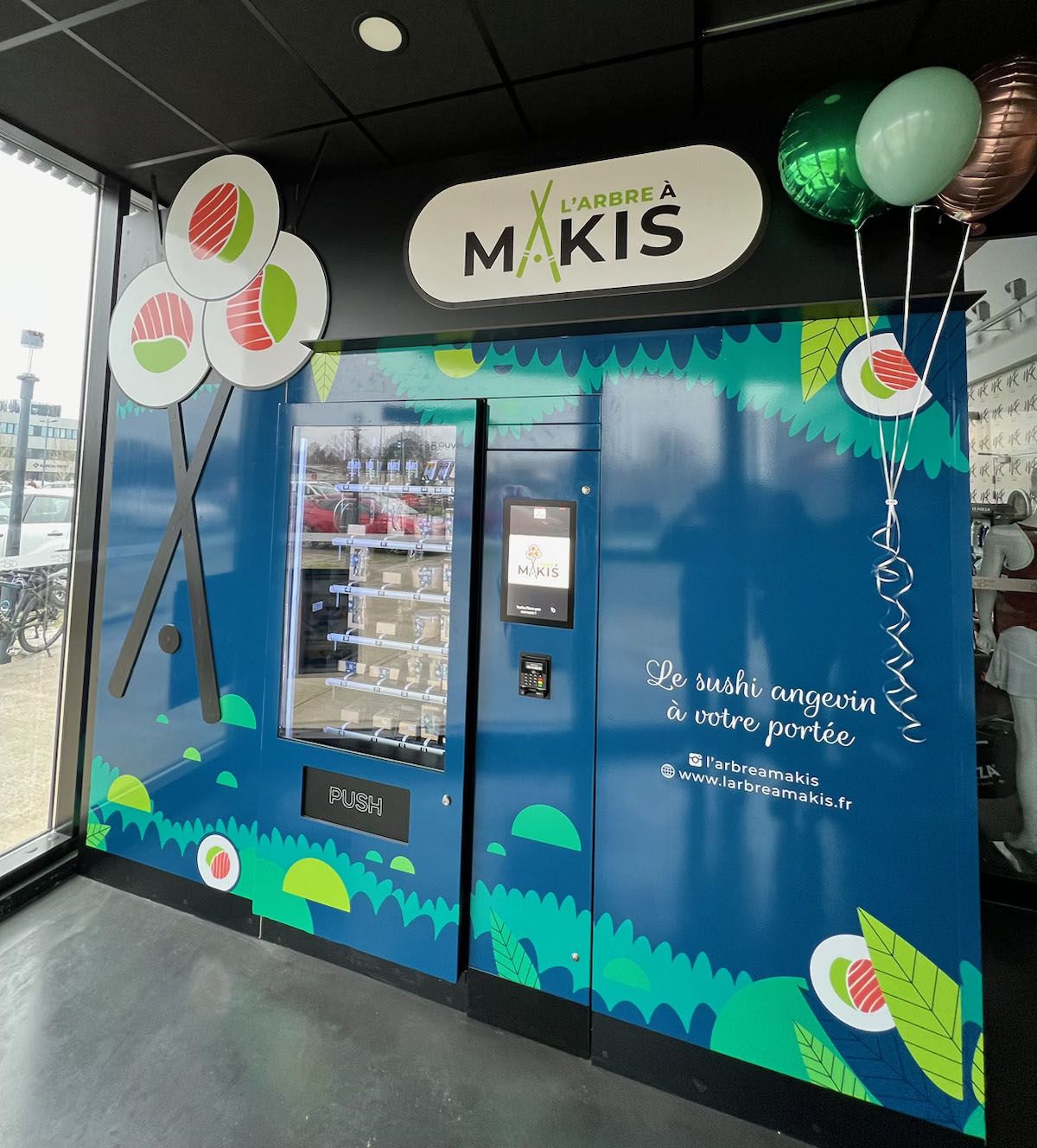 Distributeur automatique connecté de sushi pour la vente de barquettes et de plateaux de sushis 24/7 avec option click_0