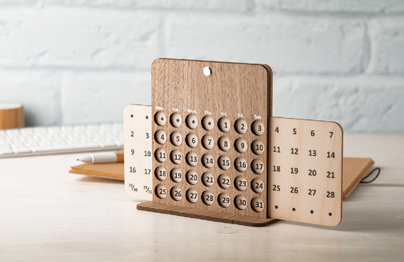 Calendrier perpétuel de bureau en bouleau et noyer contreplaqué - couleur naturelle_1