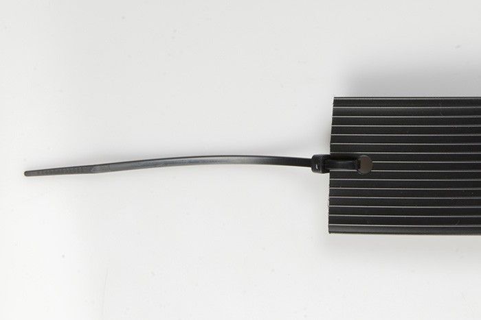 Bande occultante à tresser entre les mailles de clôture