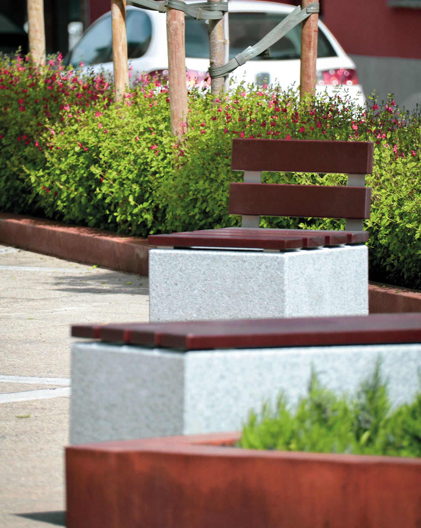 Chaise Kube P UM372SLP - béton préfabriqué gris granite avec lattes en bois tropical traité_1