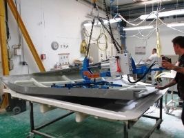 Palonnier basculant avec ventouses à soufflets pour démoulage de coques en fibre de verre_1