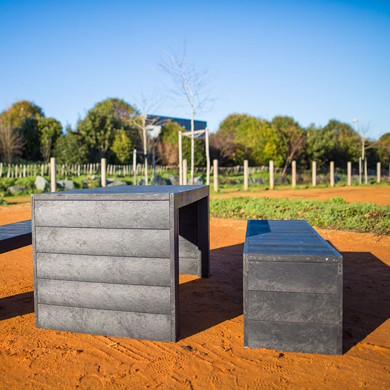 Table publique en matériau recyclé avec deux banquettes à fixation au sol - milan_1