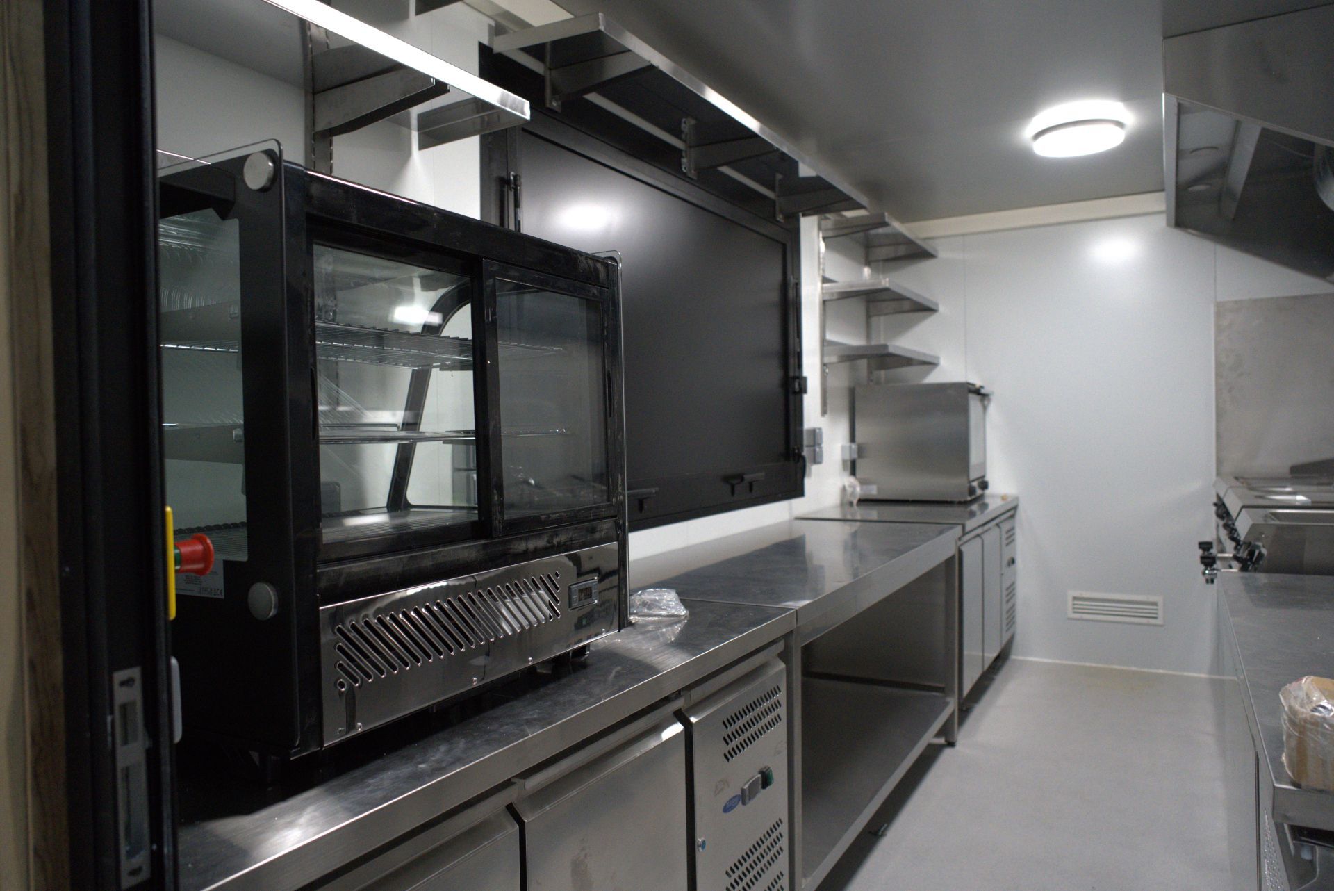 Container food truck wooki 4500 adapté pour snacks, burgers et glaces