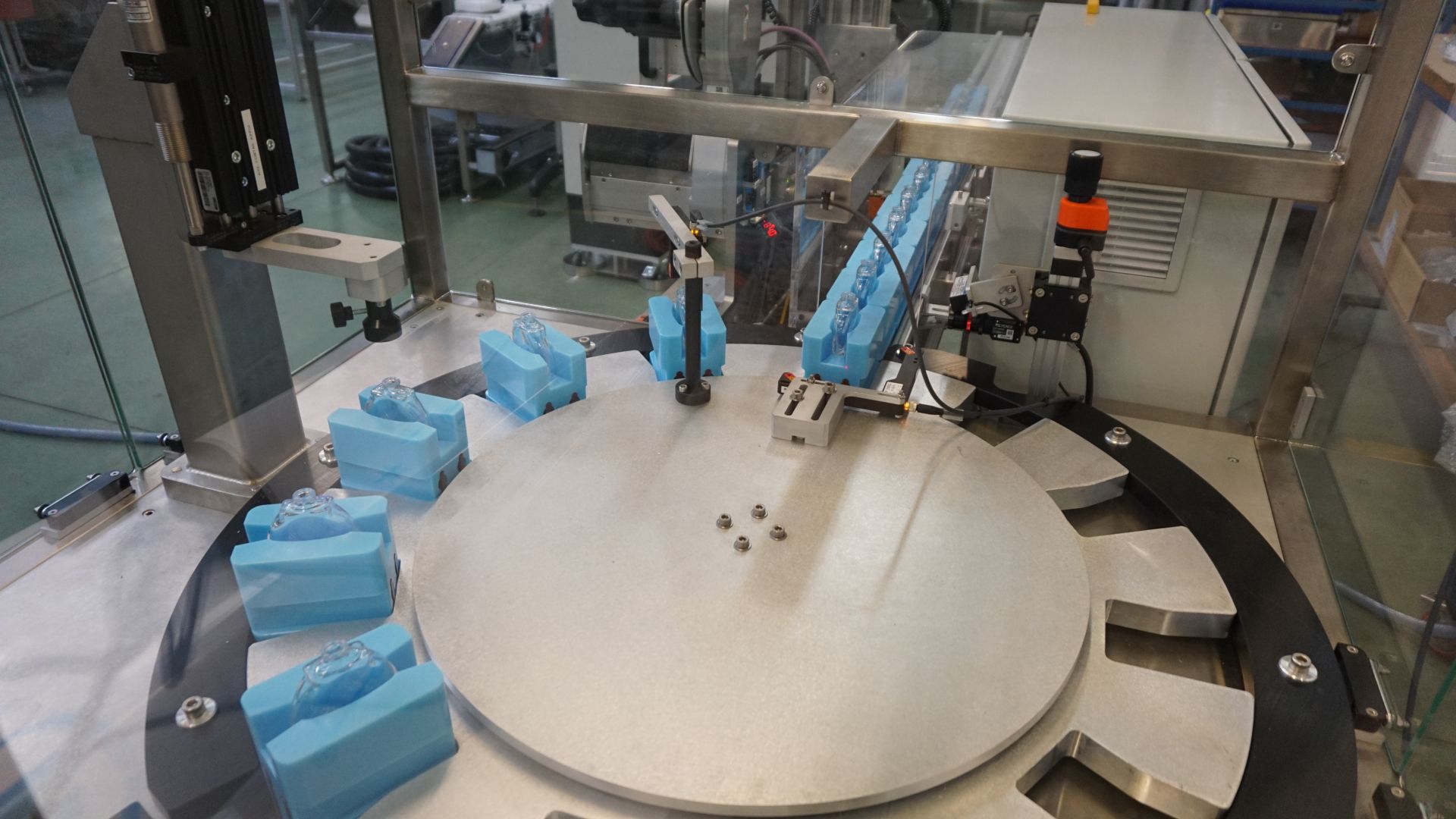 Etiqueteuse de fond de flacons_1