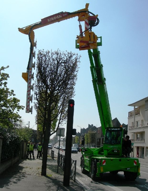 Taille-haie télescopique avec lamier modulable