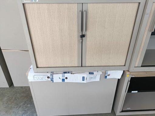 Armoire basse Steelcase d'occasion - structure solide gris clair, portes rideaux métalliques et top en bois_1