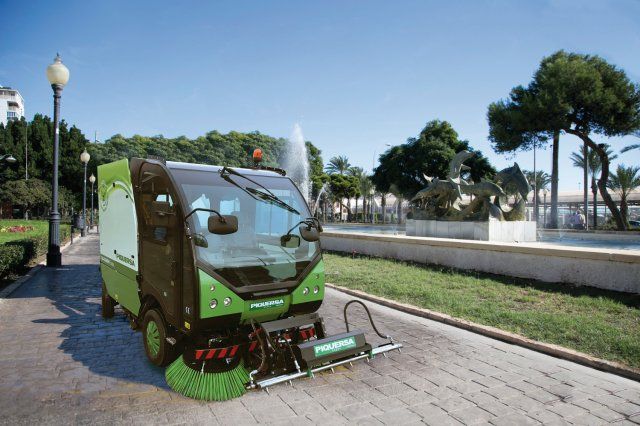 BA-2300H Combi - Balayeuse laveuse hydrostatique - Piquersa - 49,5 CV - Moteur Perkins - Benne 1,5 m³ et réservoir d'eau 920L_1