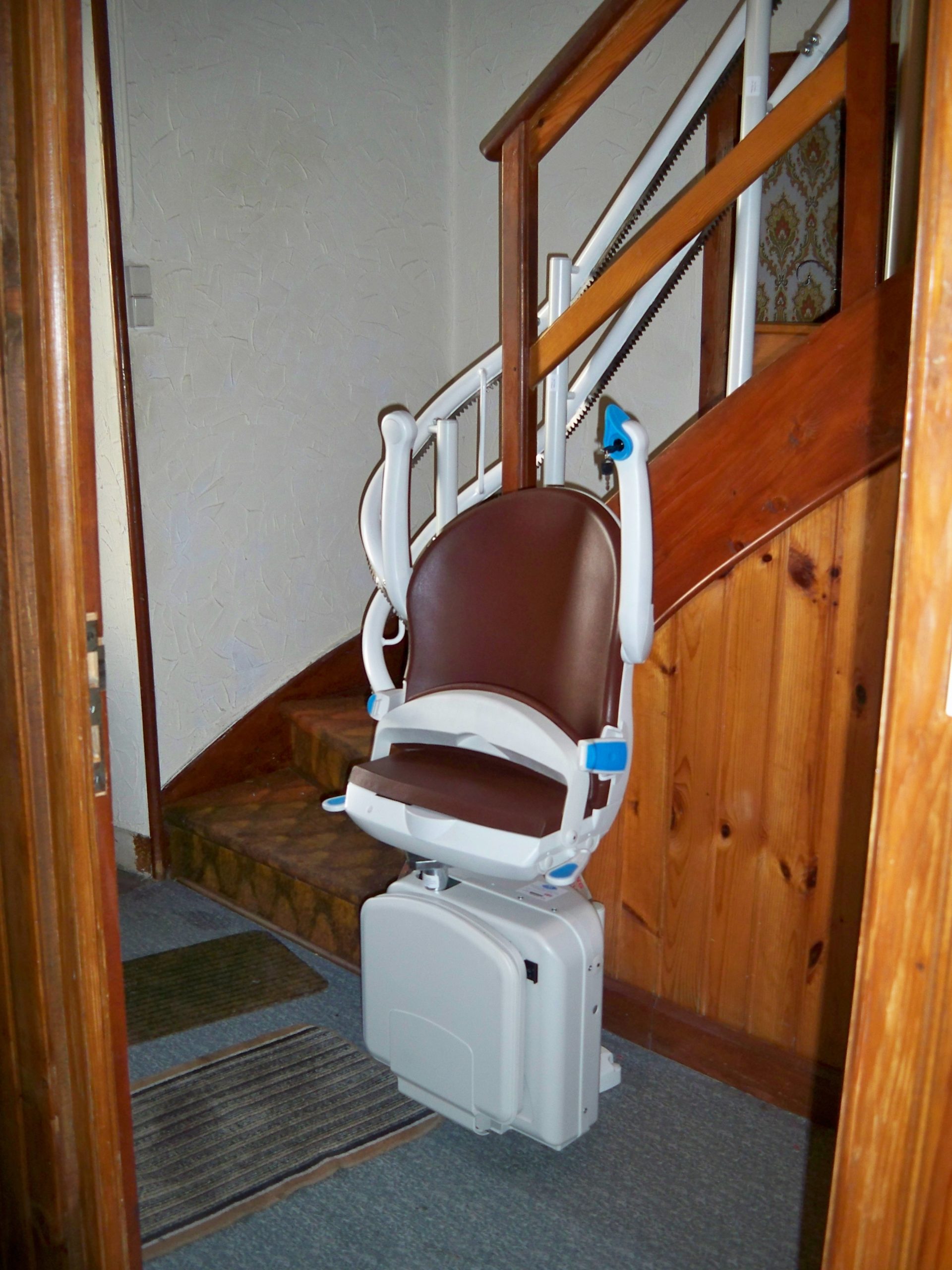 Monte-escalier courbe double-rail avec deux télécommandes - Handicare - Compact et personnalisable_1