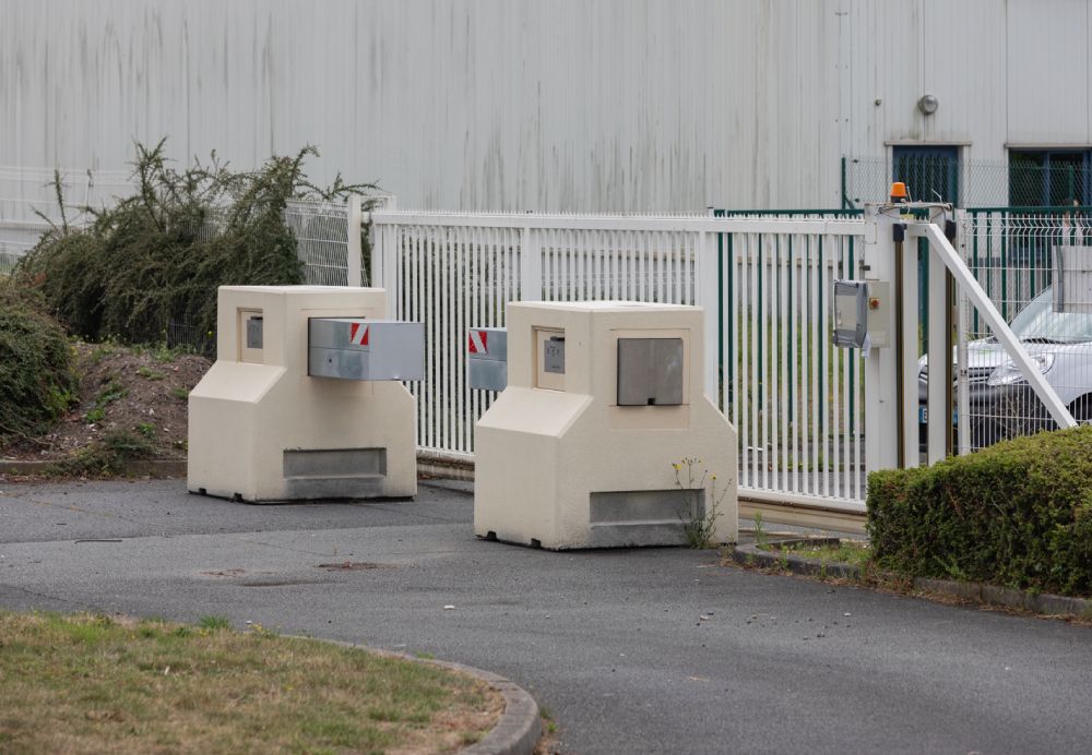 Dispositif esthétique et robuste pour restreindre les passages de véhicules