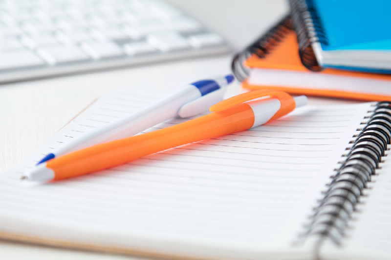 Stylo à bille - plastique orange - encre bleue - 7g_1