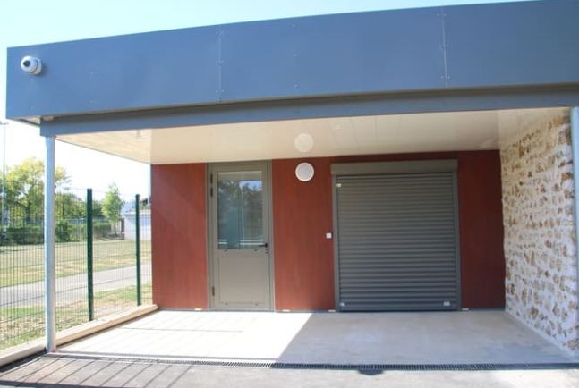 Vestiaire sportif sur mesure - aspect sobre & chic - mur en pierres meulières - 264 m²_1