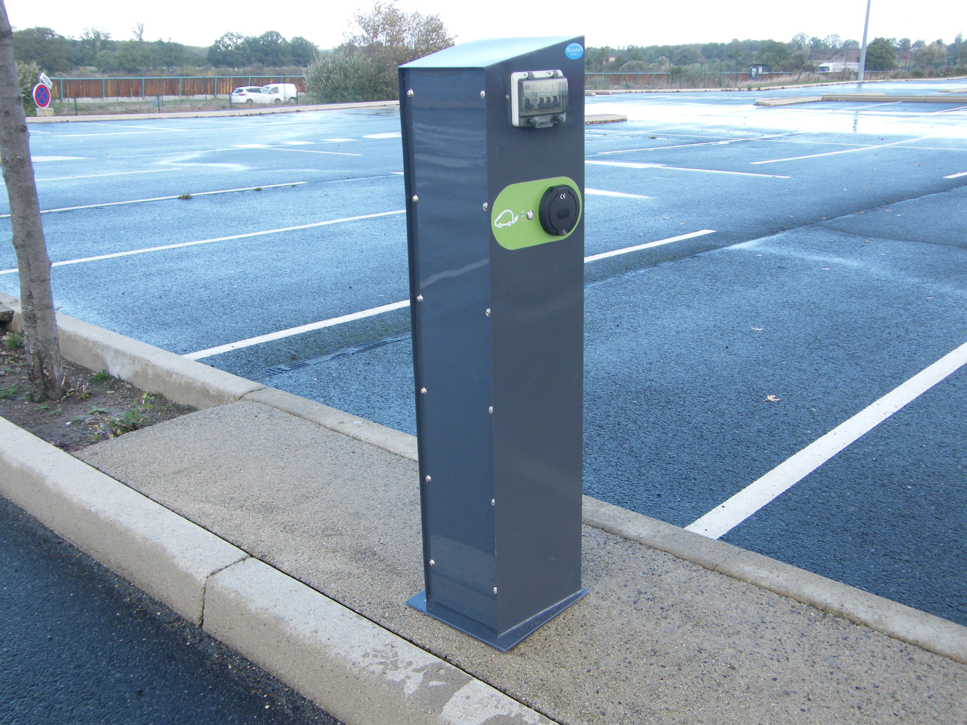 Borne de recharge pour voiture électrique - prise type 2 - charge 7.4 kW par véhicule - protection époxy - dimensions H1300mm x L300mm_1