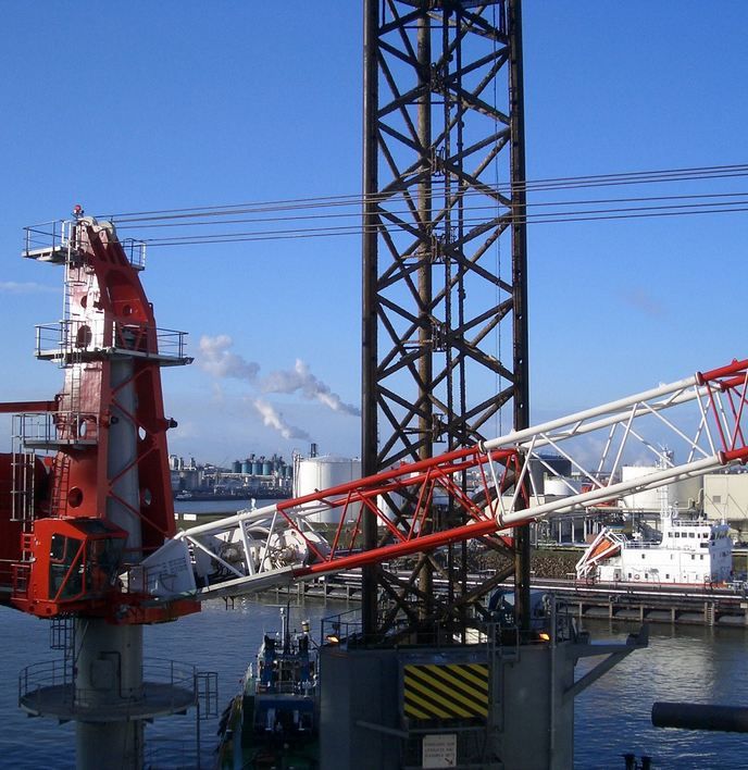 MTC 2600 - Grue portuaire offshore Liebherr - Capacité de levage 100t - Portée 60m_1