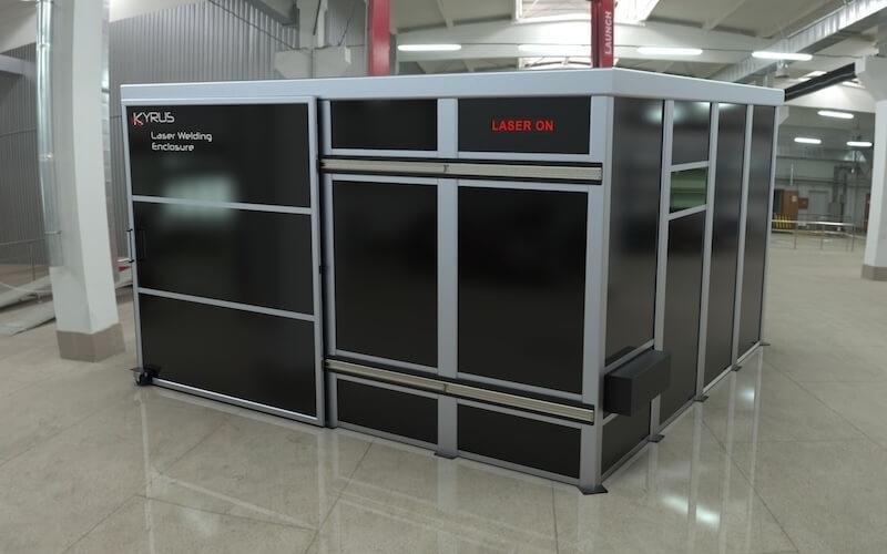 Cabine de soudage laser classe 4 - 4x4m avec porte coulissante_1