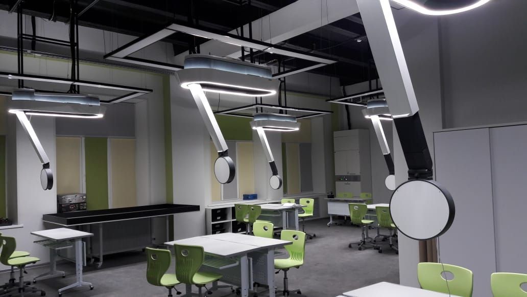 Système de média au plafond innovant et élégant avec fourniture d'électricité, de données, de gaz ou d'air comprimé en trois dimensions  -  Fly One®_2