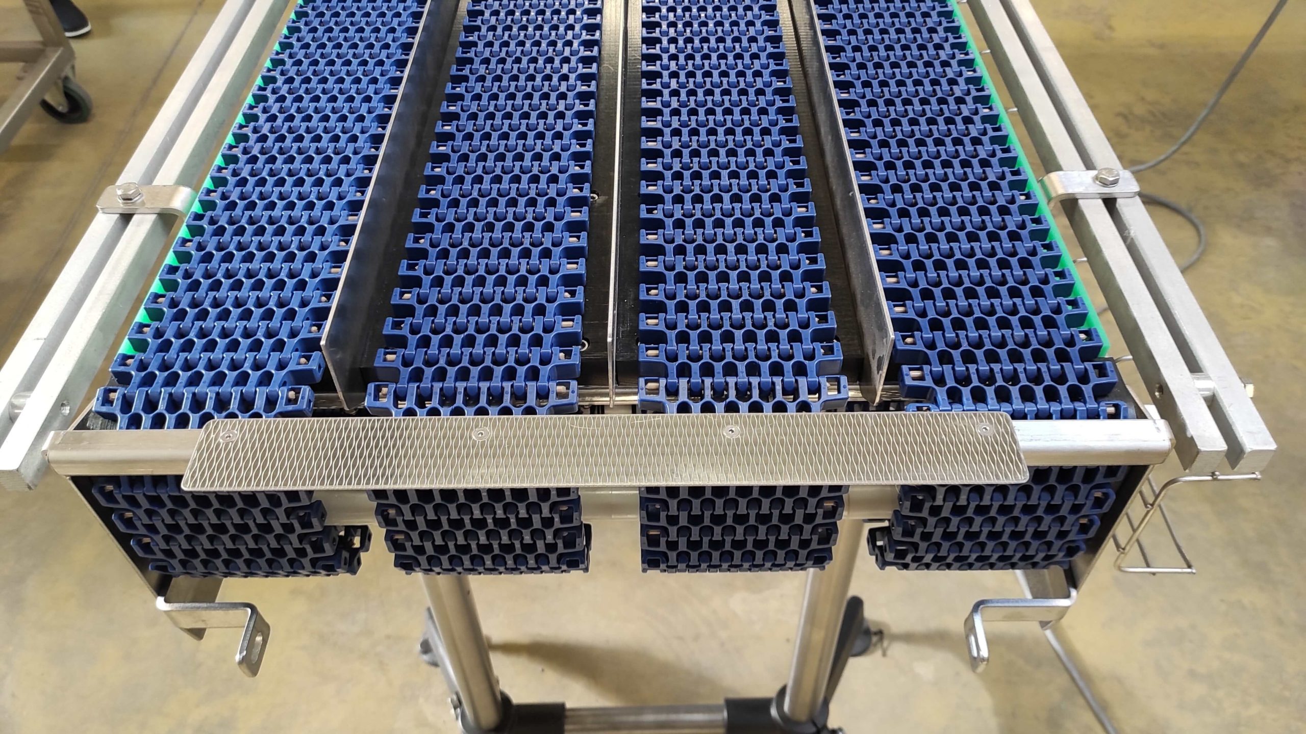 Convoyeur à tapis modulaire - multi-voies de façon rectiligne ou avec des courbes et avec ou sans accumulation_1