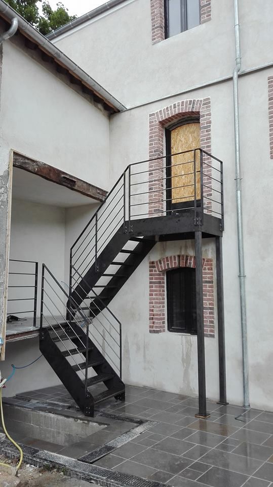Escalier acier extérieur type industriel_1