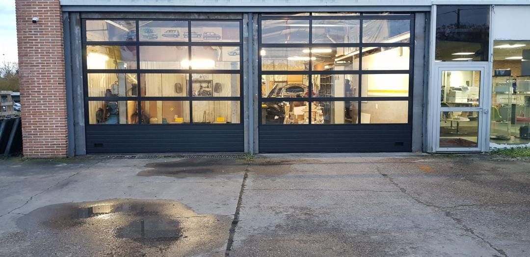 Porte sectionnelle industrielle panoramique en acier et aluminium - conception et pose - standard ou sur-mesure_1