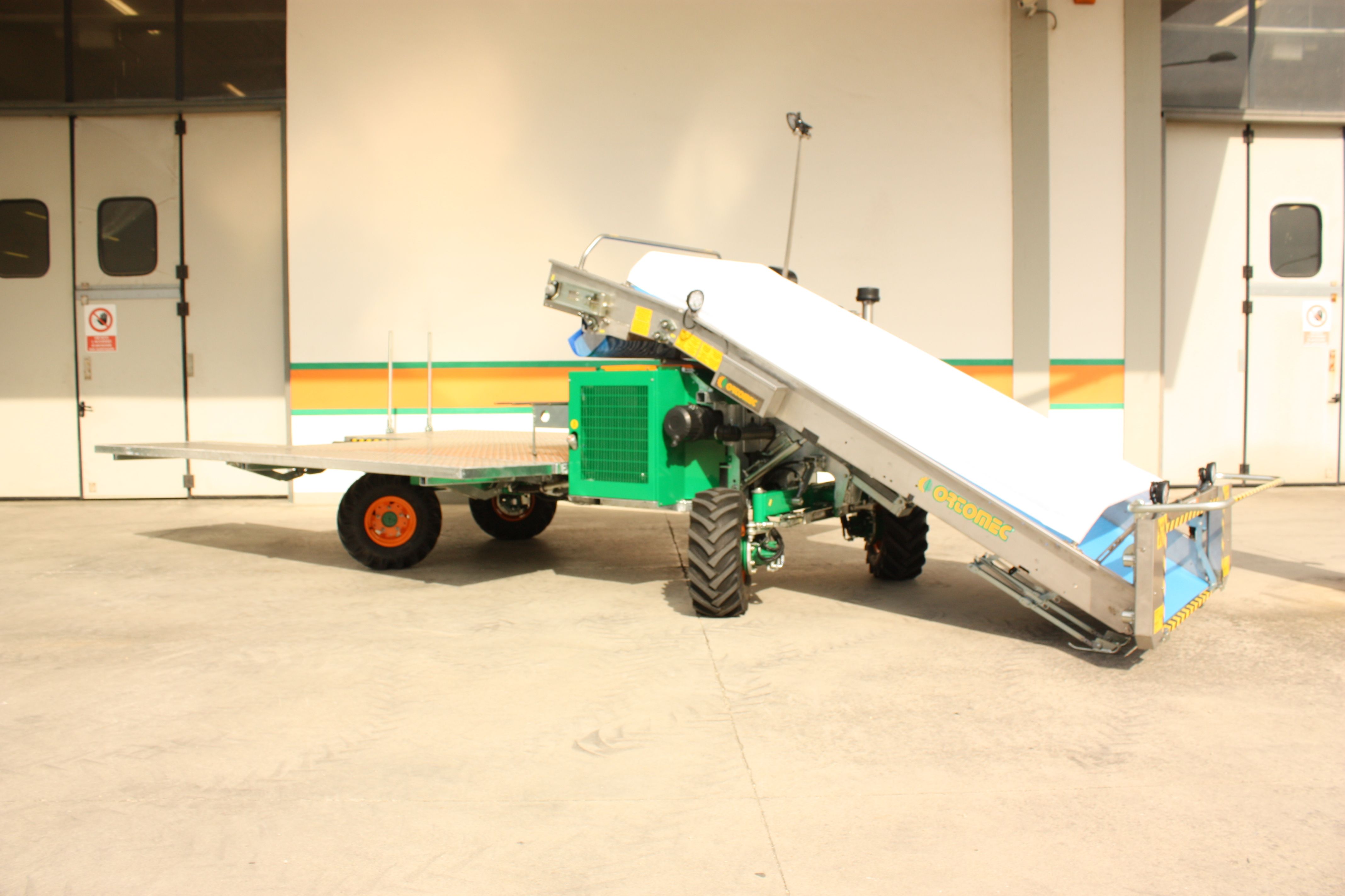 Récolteuse de légumes 8300 Foglia - Ortomec SRL - Puissance moteur 50 à 75 CV - Largeur de tête de récolte 130 à 180 cm_1