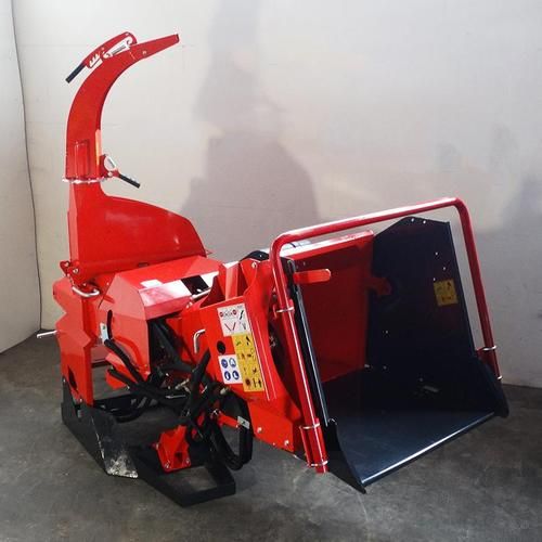 Broyeur de branches sur tracteur_1