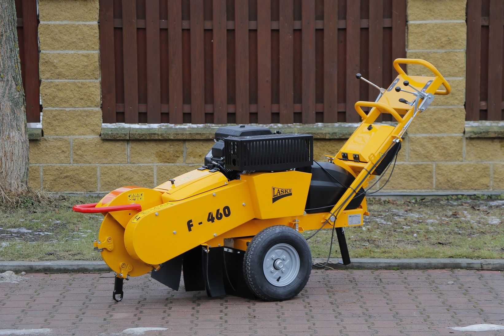 Rogneuse de souches compacte F 460 i avec largeur de 780 mm