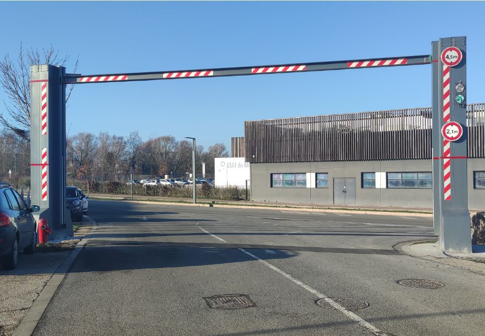 Barrière levante anti-intrusion pour parkings et sites sensibles