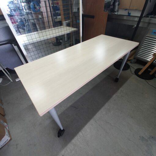 Table bureau d'occasion 140 x 60 cm - pieds métal alu - 2 roulettes, 2 fixes - plateau mélaminé gris - couleur bois chêne_1