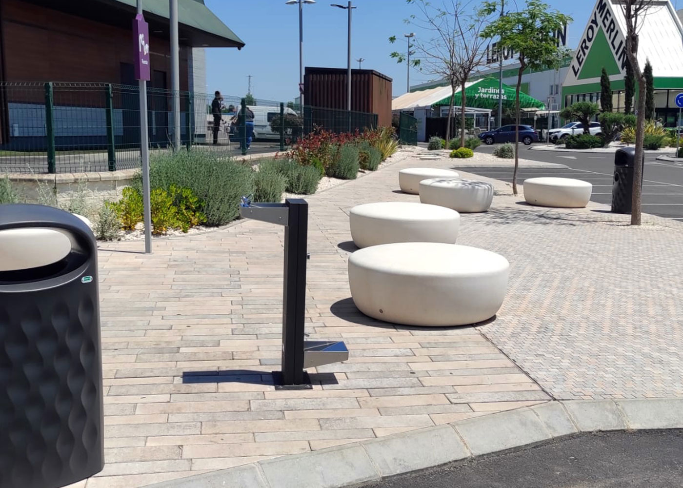 Chaise Lisa UM375 - en béton préfabriqué gris granite avec aspect rugueux_1