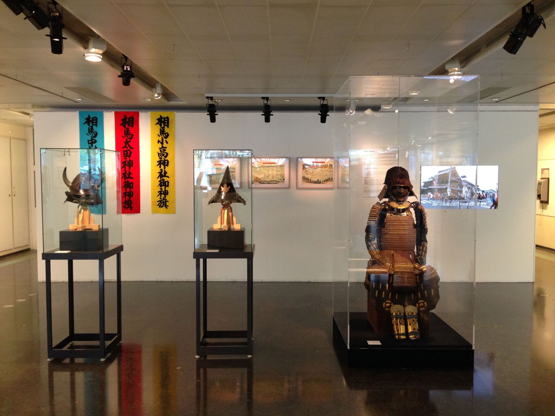 Vitrine d'exposition mannequin en plexiglas cristal_1