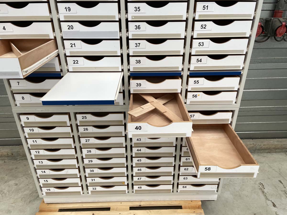 Meuble d'occasion de laboratoire - 32 tiroirs sur pieds en métal - Référence P21091175_1