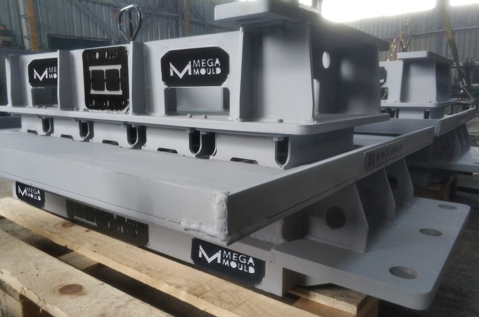 Moule à parpaing en acier fabriquée par nos machines à parpaings BESS_1