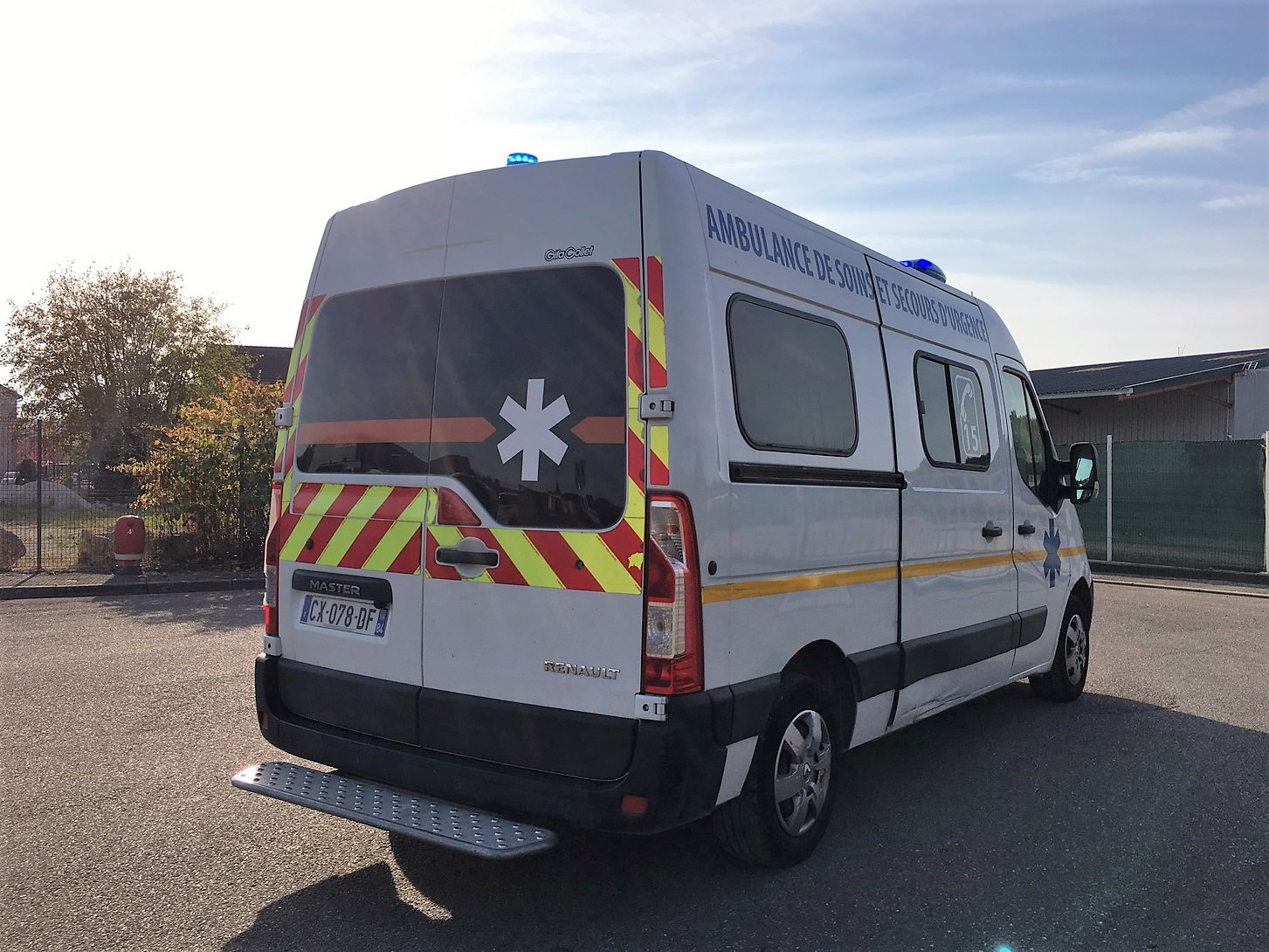 Ambulance occasion Renault Master L2H2 avec rampe avant
