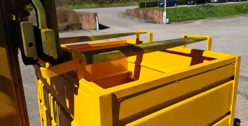 Benne à fond ouvrant peinte sur socle - évacuation totale et immédiate des déchets_1