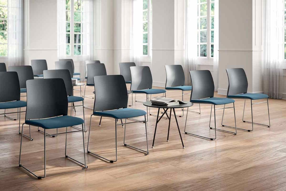 Chaise empilable CLOSE - assise et dossier en polypropylène - structure métal ou traineau - personnalisable et confortable_1