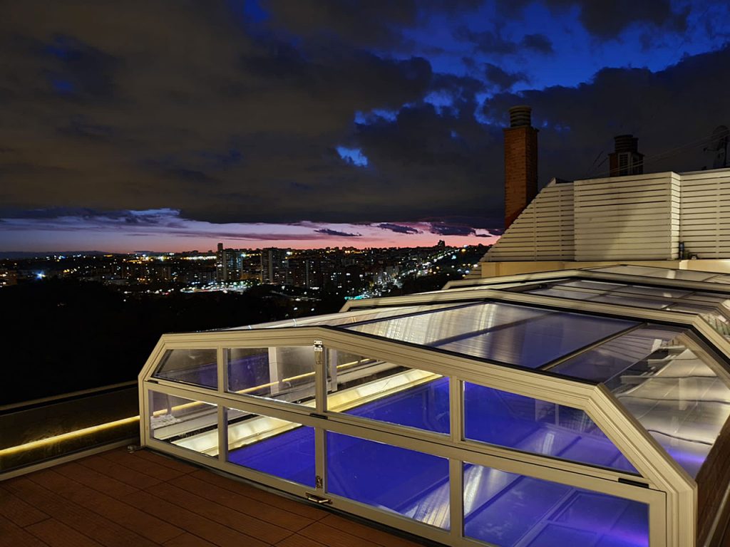 Abri piscine bas cossu et luxueux LEO - Design en pans coupés - Couverture pour bassins de + de 20m de large_1