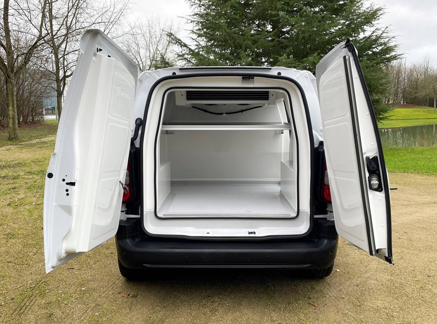 Véhicule frigorifique Cellule intégrée IsoCity – Peugeot Partner – Froid positif ou négatif_1